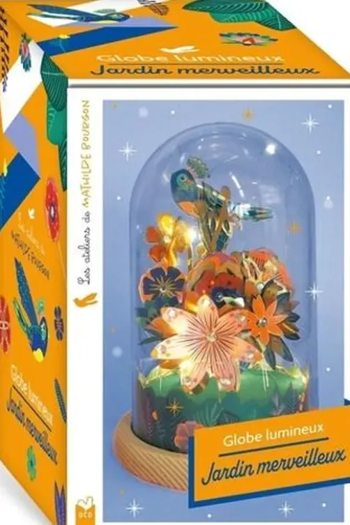 Globe lumineux Jardin merveilleux. Coffret avec 1 globe, des strass, 2 planches fluo, 1 guirlande lumineuse, 1 socle en mousse, des pastilles autocollantes, 2 planches dorées et du fil de fer, Mathilde Bourgon